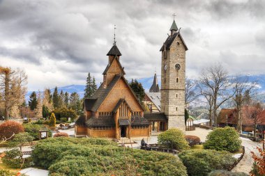 KARPACZ, POLAND - 09 Mart 2020: eski ahşap tapınak Vang (Wang). Norveç 'in Vang kentinden nakledilen ve 1842' de Karpacz, Polonya, Avrupa 'da yeniden inşa edilen Ortaçağ Norveç sazlık kilisesi..