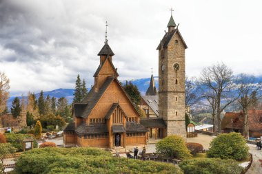 KARPACZ, POLAND - 09 Mart 2020: eski ahşap tapınak Vang (Wang). Norveç 'in Vang kentinden nakledilen ve 1842' de Karpacz, Polonya, Avrupa 'da yeniden inşa edilen Ortaçağ Norveç sazlık kilisesi..