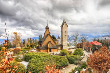 KARPACZ, POLAND - 09 Mart 2020: eski ahşap tapınak Vang (Wang). Norveç 'in Vang kentinden nakledilen ve 1842' de Karpacz, Polonya, Avrupa 'da yeniden inşa edilen Ortaçağ Norveç sazlık kilisesi..