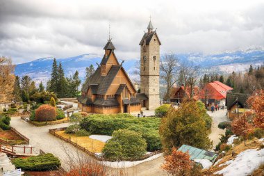 KARPACZ, POLAND - 09 Mart 2020: eski ahşap tapınak Vang (Wang). Norveç 'in Vang kentinden nakledilen ve 1842' de Karpacz, Polonya, Avrupa 'da yeniden inşa edilen Ortaçağ Norveç sazlık kilisesi..