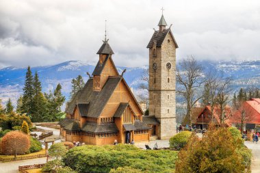 KARPACZ, POLAND - 09 Mart 2020: eski ahşap tapınak Vang (Wang). Norveç 'in Vang kentinden nakledilen ve 1842' de Karpacz, Polonya, Avrupa 'da yeniden inşa edilen Ortaçağ Norveç sazlık kilisesi..
