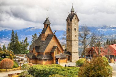 KARPACZ, POLAND - 09 Mart 2020: eski ahşap tapınak Vang (Wang). Norveç 'in Vang kentinden nakledilen ve 1842' de Karpacz, Polonya, Avrupa 'da yeniden inşa edilen Ortaçağ Norveç sazlık kilisesi..