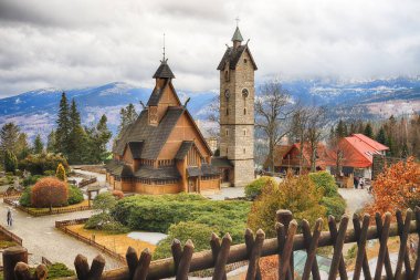 KARPACZ, POLAND - 09 Mart 2020: eski ahşap tapınak Vang (Wang). Norveç 'in Vang kentinden nakledilen ve 1842' de Karpacz, Polonya, Avrupa 'da yeniden inşa edilen Ortaçağ Norveç sazlık kilisesi..