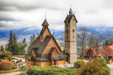 KARPACZ, POLAND - 09 Mart 2020: eski ahşap tapınak Vang (Wang). Norveç 'in Vang kentinden nakledilen ve 1842' de Karpacz, Polonya, Avrupa 'da yeniden inşa edilen Ortaçağ Norveç sazlık kilisesi..
