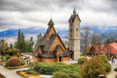 KARPACZ, POLAND - 09 Mart 2020: eski ahşap tapınak Vang (Wang). Norveç 'in Vang kentinden nakledilen ve 1842' de Karpacz, Polonya, Avrupa 'da yeniden inşa edilen Ortaçağ Norveç sazlık kilisesi..