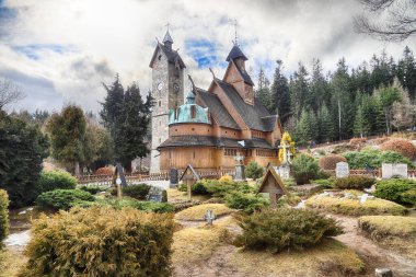 KARPACZ, POLAND - 09 Mart 2020: eski ahşap tapınak Vang (Wang). Norveç 'in Vang kentinden nakledilen ve 1842' de Karpacz, Polonya, Avrupa 'da yeniden inşa edilen Ortaçağ Norveç sazlık kilisesi..