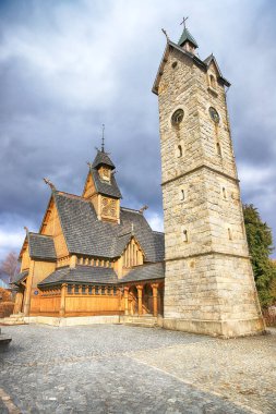 KARPACZ, POLAND - 09 Mart 2020: eski ahşap tapınak Vang (Wang). Norveç 'in Vang kentinden nakledilen ve 1842' de Karpacz, Polonya, Avrupa 'da yeniden inşa edilen Ortaçağ Norveç sazlık kilisesi..
