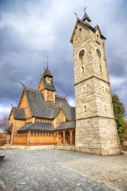 KARPACZ, POLAND - 09 Mart 2020: eski ahşap tapınak Vang (Wang). Norveç 'in Vang kentinden nakledilen ve 1842' de Karpacz, Polonya, Avrupa 'da yeniden inşa edilen Ortaçağ Norveç sazlık kilisesi..