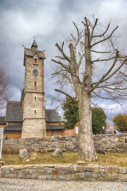 KARPACZ, POLAND - 09 Mart 2020: eski ahşap tapınak Vang (Wang). Norveç 'in Vang kentinden nakledilen ve 1842' de Karpacz, Polonya, Avrupa 'da yeniden inşa edilen Ortaçağ Norveç sazlık kilisesi..
