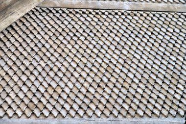 KARPACZ, POLAND - 09 Mart 2020: Vang (Wang) eski ahşap tapınağının mimari ayrıntıları. Norveç 'in Vang kentinden Karpacz, Polonya ve Avrupa' ya aktarılan Ortaçağ Norveç sazlık kilisesi.