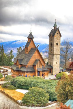 KARPACZ, POLAND - 09 Mart 2020: eski ahşap tapınak Vang (Wang). Norveç 'in Vang kentinden nakledilen ve 1842' de Karpacz, Polonya, Avrupa 'da yeniden inşa edilen Ortaçağ Norveç sazlık kilisesi..