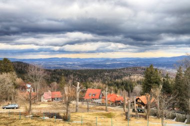 KARPACZ, POLAND - 09 Mart 2020 Vang (Wang) eski ahşap tapınağı görüntüsü. Norveç 'in Vang kentinden Karpacz, Polonya ve Avrupa' ya aktarılan Ortaçağ Norveç sazlık kilisesi.