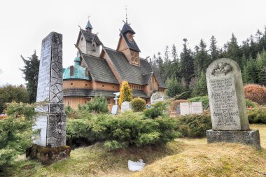 KARPACZ, POLAND - 09 Mart 2020: eski ahşap tapınak Vang (Wang). Norveç 'in Vang kentinden nakledilen ve 1842' de Karpacz, Polonya, Avrupa 'da yeniden inşa edilen Ortaçağ Norveç sazlık kilisesi..