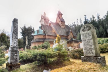KARPACZ, POLAND - 09 Mart 2020: eski ahşap tapınak Vang (Wang). Norveç 'in Vang kentinden nakledilen ve 1842' de Karpacz, Polonya, Avrupa 'da yeniden inşa edilen Ortaçağ Norveç sazlık kilisesi..