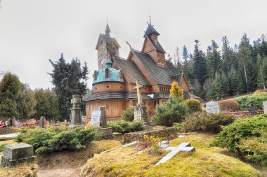 KARPACZ, POLAND - 09 Mart 2020: eski ahşap tapınak Vang (Wang). Norveç 'in Vang kentinden nakledilen ve 1842' de Karpacz, Polonya, Avrupa 'da yeniden inşa edilen Ortaçağ Norveç sazlık kilisesi..