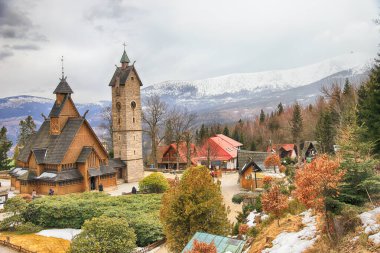 KARPACZ, POLAND - 09 Mart 2020: eski ahşap tapınak Vang (Wang). Norveç 'in Vang kentinden nakledilen ve 1842' de Karpacz, Polonya, Avrupa 'da yeniden inşa edilen Ortaçağ Norveç sazlık kilisesi..