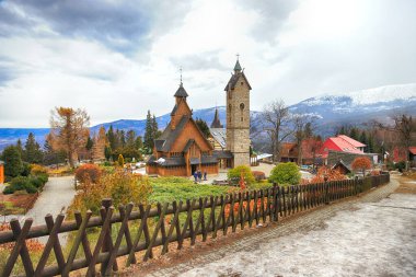 KARPACZ, POLAND - 09 Mart 2020: eski ahşap tapınak Vang (Wang). Norveç 'in Vang kentinden nakledilen ve 1842' de Karpacz, Polonya, Avrupa 'da yeniden inşa edilen Ortaçağ Norveç sazlık kilisesi..