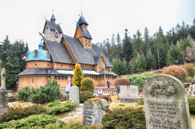 KARPACZ, POLAND - 09 Mart 2020: eski ahşap tapınak Vang (Wang). Norveç 'in Vang kentinden nakledilen ve 1842' de Karpacz, Polonya, Avrupa 'da yeniden inşa edilen Ortaçağ Norveç sazlık kilisesi..