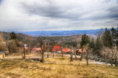 KARPACZ, POLAND - 09 Mart 2020 Vang (Wang) eski ahşap tapınağı görüntüsü. Norveç 'in Vang kentinden Karpacz, Polonya ve Avrupa' ya aktarılan Ortaçağ Norveç sazlık kilisesi.