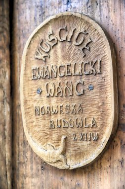 KARPACZ, POLAND - 09 Mart 2020: Vang (Wang) eski ahşap tapınağının mimari ayrıntıları. Norveç 'in Vang kentinden Karpacz, Polonya ve Avrupa' ya aktarılan Ortaçağ Norveç sazlık kilisesi.