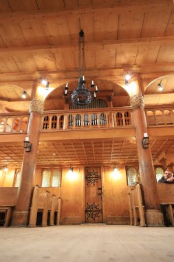 KARPACZ, POLAND - 09 Mart 2020: Vang (Wang) eski ahşap tapınağın içi. Norveç 'in Vang kentinden Karpacz, Polonya ve Avrupa' ya aktarılan Ortaçağ Norveç sazlık kilisesi.