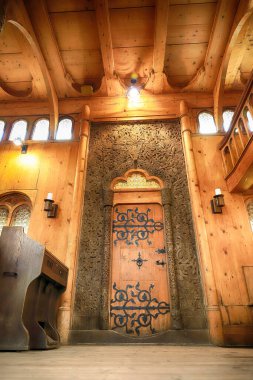 KARPACZ, POLAND - 09 Mart 2020: Vang (Wang) eski ahşap tapınağın içi. Norveç 'in Vang kentinden Karpacz, Polonya ve Avrupa' ya aktarılan Ortaçağ Norveç sazlık kilisesi.