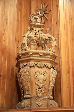 KARPACZ, POLAND - 09 Mart 2020: Vang (Wang) eski ahşap tapınağın içi. Norveç 'in Vang kentinden Karpacz, Polonya ve Avrupa' ya aktarılan Ortaçağ Norveç sazlık kilisesi.