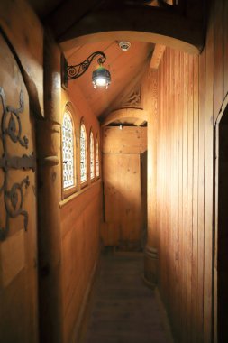 KARPACZ, POLAND - 09 Mart 2020: Vang (Wang) eski ahşap tapınağın içi. Norveç 'in Vang kentinden Karpacz, Polonya ve Avrupa' ya aktarılan Ortaçağ Norveç sazlık kilisesi.