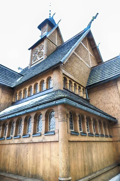 KARPACZ, POLAND - 09 Mart 2020: Vang (Wang) eski ahşap tapınağının mimari ayrıntıları. Norveç 'in Vang kentinden Karpacz, Polonya ve Avrupa' ya aktarılan Ortaçağ Norveç sazlık kilisesi.