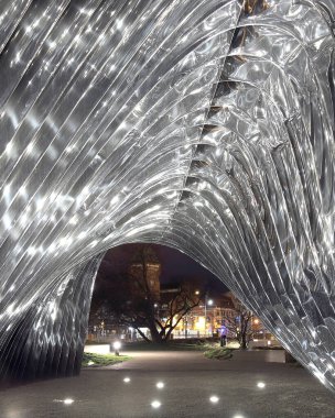 WROCLAW, POLAND - 10 Mart 2020: Daliowa Adası 'nda Oskar Zieta tarafından tasarlanan NAWA heykelinin gece görüşü. Çelik yüzey parlatıldığı için NAWA çevreyi yansıtıyor..