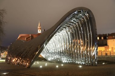 WROCLAW, POLAND - 10 Mart 2020: Daliowa Adası 'nda Oskar Zieta tarafından tasarlanan NAWA heykelinin gece görüşü. Çelik yüzey parlatıldığı için NAWA çevreyi yansıtıyor..