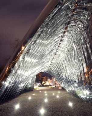 WROCLAW, POLAND - 10 Mart 2020: Daliowa Adası 'nda Oskar Zieta tarafından tasarlanan NAWA heykelinin gece görüşü. Çelik yüzey parlatıldığı için NAWA çevreyi yansıtıyor..