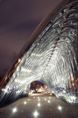 WROCLAW, POLAND - 10 Mart 2020: Daliowa Adası 'nda Oskar Zieta tarafından tasarlanan NAWA heykelinin gece görüşü. Çelik yüzey parlatıldığı için NAWA çevreyi yansıtıyor..