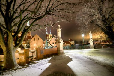 WROCLAW, POLAND - 10 Mart 2020: Katedral Adası 'ndaki Tumski Köprüsü' nün gece manzarası, şehrin en eski kısmı, Wroclaw, Polonya, Avrupa.
