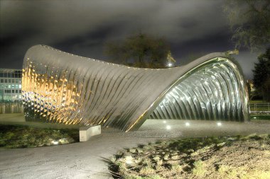 WROCLAW, POLAND - 10 Mart 2020: Daliowa Adası 'nda Oskar Zieta tarafından tasarlanan NAWA heykelinin gece görüşü. Çelik yüzey parlatıldığı için NAWA çevreyi yansıtıyor..