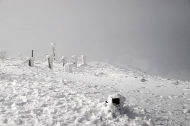 KARPACZ, POLAND - 08 Mart 2020: Snezka ya da Sniezka (Çekçe ve Lehçe) Çek Cumhuriyeti ile Polonya, Dev Dağlar, Polonya, Avrupa,.