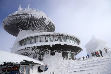 KARPACZ, POLAND - 08 Mart 2020: 1974 yılında Sniezka Dağı 'nın zirvesinde, Polonya' nın dev dağlarında ve Avrupa 'da bir meteoroloji istasyonu ve restoranı bulunan disk şeklinde bir gözlemevi inşa edildi..