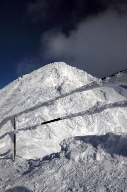 KARPACZ, POLAND - 08 Mart 2020: Sniezka 'ya turist yolu (Çek Cumhuriyeti ile Polonya arasındaki sınır). Kış manzarası. Dev Dağlar, Polonya, Avrupa.