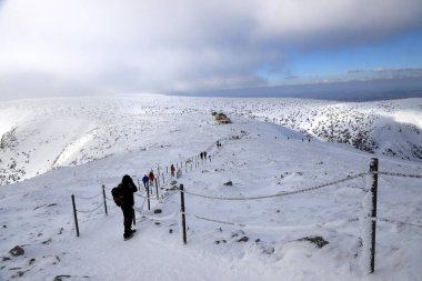 KARPACZ, POLAND - 08 Mart 2020: Sniezka dağından kış manzarası (deniz seviyesinden 1602 metre). Arka planda Dom Slaski dağ sığınağı var. Dev Dağlar, Polonya, Avrupa.