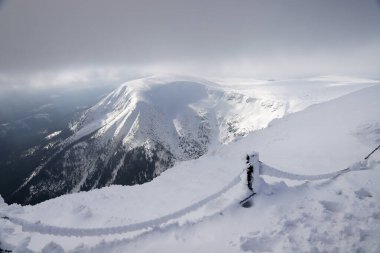KARPACZ, POLAND - 08 Mart 2020: Snezka ya da Sniezka (Çekçe ve Lehçe) Çek Cumhuriyeti ile Polonya, Dev Dağlar, Polonya, Avrupa,.