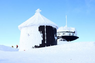 KARPACZ, POLAND - 08 Mart 2020: Kışın St. Lawrence Kilisesi. Sniezka Dağı 'nın zirvesinde (deniz seviyesinden 1602 metre yukarıda) bulunan Roma Katolik kilisesi, Dev Dağlar, Polonya, Avrupa.