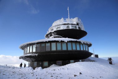 KARPACZ, POLAND - 08 Mart 2020: 1974 yılında Sniezka Dağı 'nın zirvesinde, Polonya' nın dev dağlarında ve Avrupa 'da bir meteoroloji istasyonu ve restoranı bulunan disk şeklinde bir gözlemevi inşa edildi..
