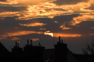 Wroclaw, Polonya 'da çatıların üzerinde güzel bir günbatımı.