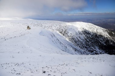 KARPACZ, POLAND - 08 Mart 2020: Sniezka dağından kış manzarası (deniz seviyesinden 1602 metre). Arka planda Dom Slaski dağ sığınağı var. Dev Dağlar, Polonya, Avrupa.