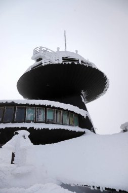 KARPACZ, POLAND - 08 Mart 2020: 1974 yılında Sniezka Dağı 'nın zirvesinde, Polonya' nın dev dağlarında ve Avrupa 'da bir meteoroloji istasyonu ve restoranı bulunan disk şeklinde bir gözlemevi inşa edildi..