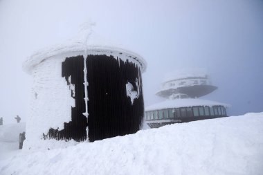 KARPACZ, POLAND - 08 Mart 2020: Snezka ya da Sniezka (Çekçe ve Lehçe) Çek Cumhuriyeti ile Polonya, Dev Dağlar, Polonya, Avrupa,.