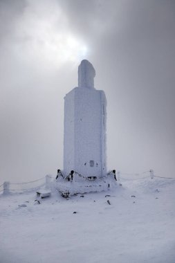 KARPACZ, POLAND - 08 Mart 2020: Snezka ya da Sniezka (Çekçe ve Lehçe) Çek Cumhuriyeti ile Polonya, Dev Dağlar, Polonya, Avrupa,.