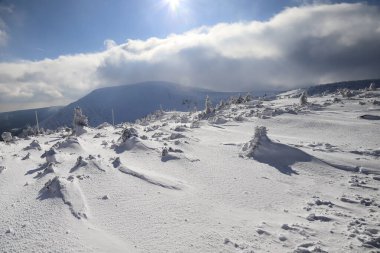 KARPACZ, POLAND - 08 Mart 2020: Sniezka 'ya turist yolu (Çek Cumhuriyeti ile Polonya arasındaki sınır). Kış manzarası. Dev Dağlar, Polonya, Avrupa.