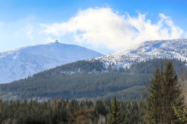 KARPACZ, POLAND - 08 Mart 2020: En yüksek tepe (deniz seviyesinden 1602 metre) ile dev dağların manzarası. Kış manzarası. Karpacz, Polonya, Avrupa.