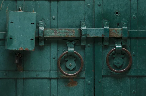 Gammal stål dörr med lås — Stockfoto